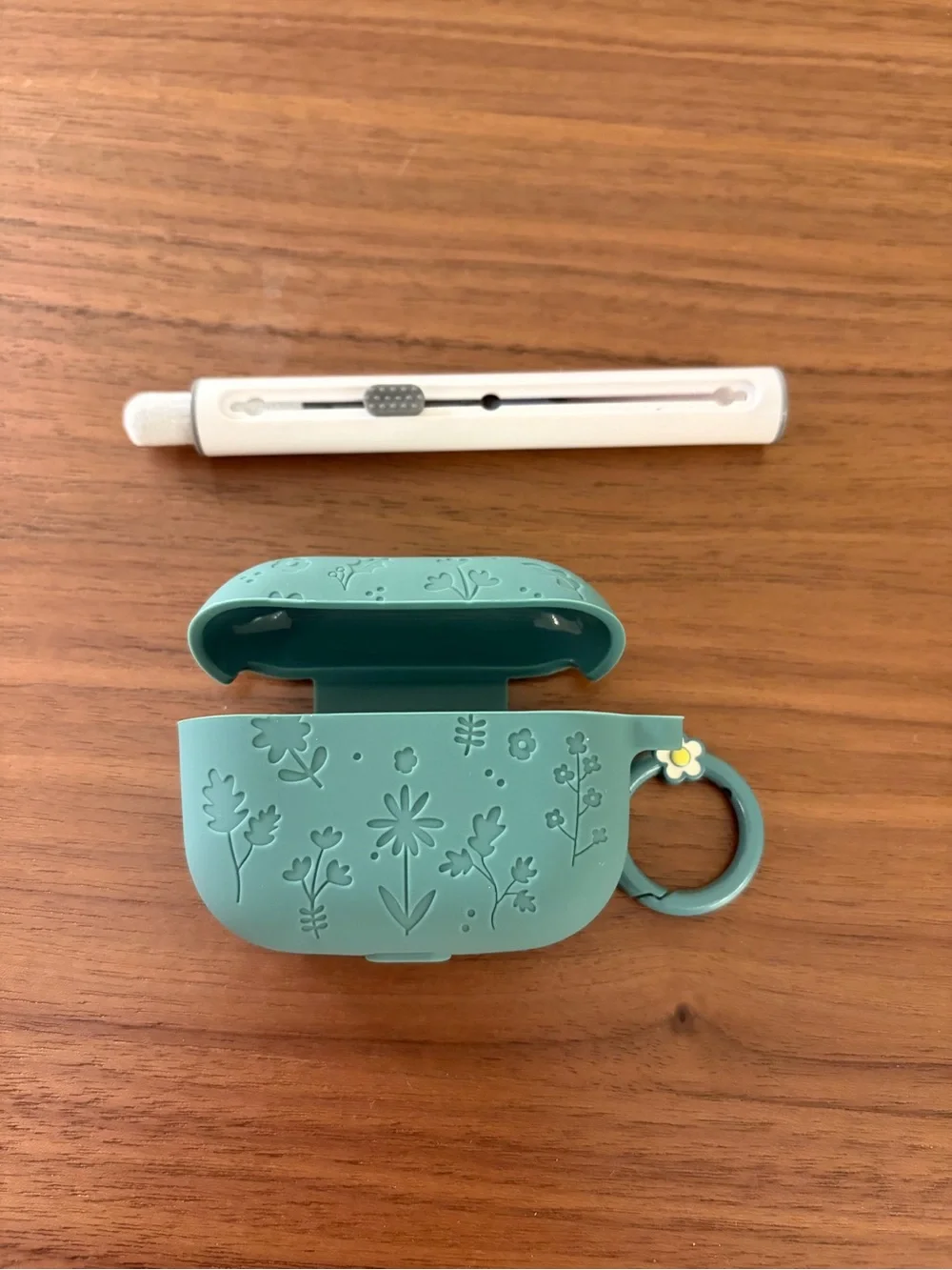 Floral Silicone AirPods Pro 2 Case Green with Keychain & Cleaning Pen